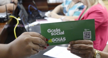 Governo de Goiás entrega mais 180 cartões do programa Goiás por Elas